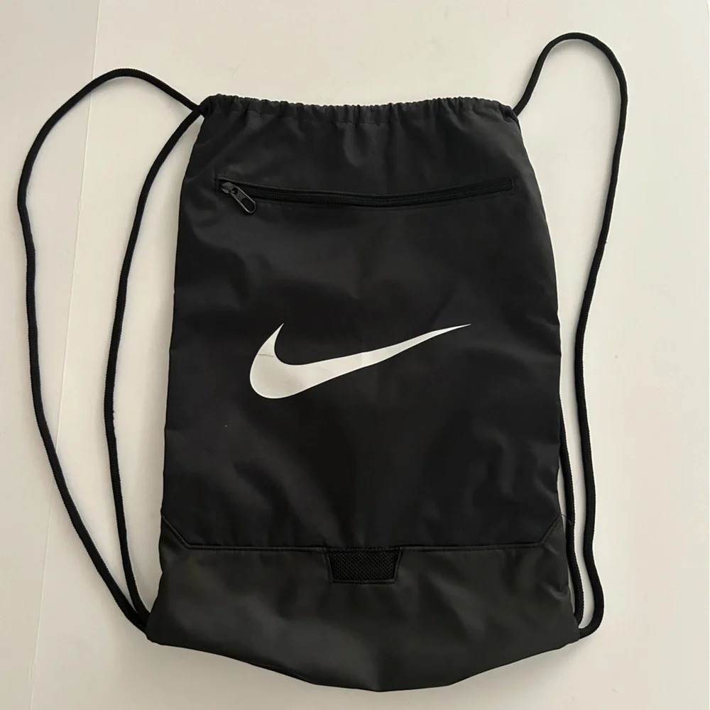 Nike Black White lightweight Training Gym Sack backpack - Picture 2 of 7
